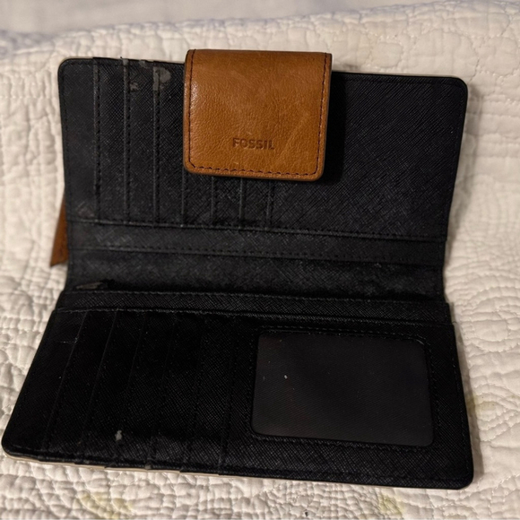 Fossil
Fossil Emma RFID Off-White & Black Striped Bi-Fold Wallet - Picture 3 of 6